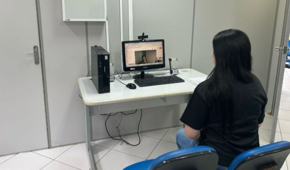 Segurada do INSS em atendimento de perícia médica online pelo computador