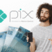 Logo do PIX com cédulas de 100 reais e pessoa segurando celular. Banco Central anuncia novidades para o PIX em setembro.