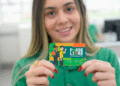 Estudante segurando o cartão do Passe Livre Estudantil.