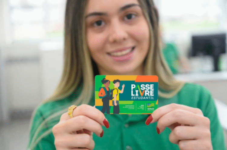Estudante segurando o cartão do Passe Livre Estudantil.