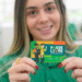 Estudante segurando o cartão do Passe Livre Estudantil.