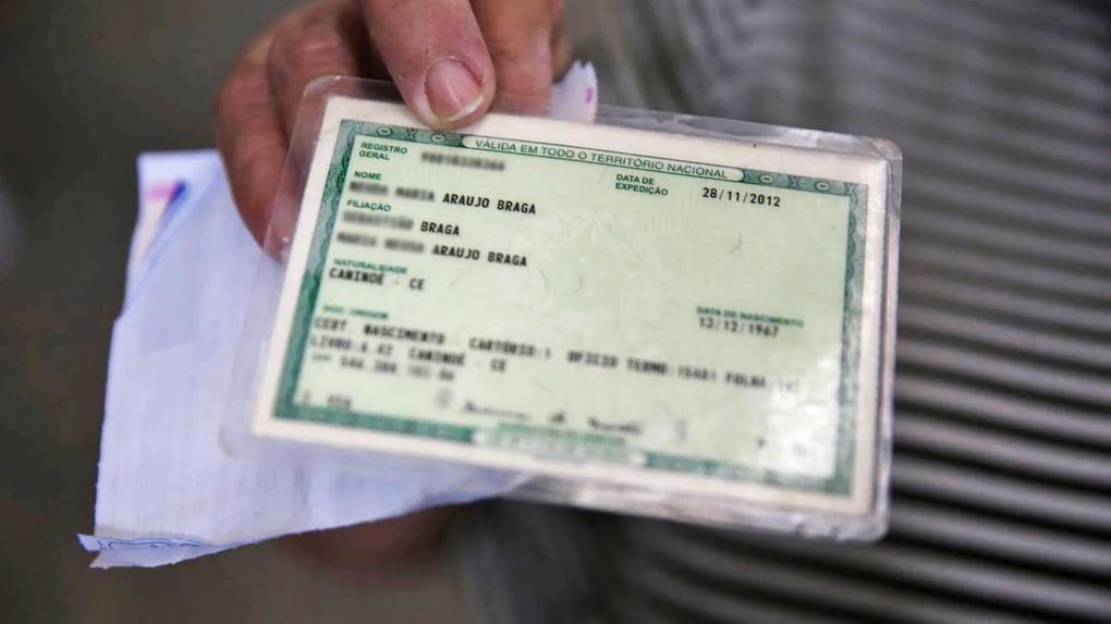 Imagem de um antigo Registro Geral (RG) brasileiro, mostrando os detalhes do documento de identidade
