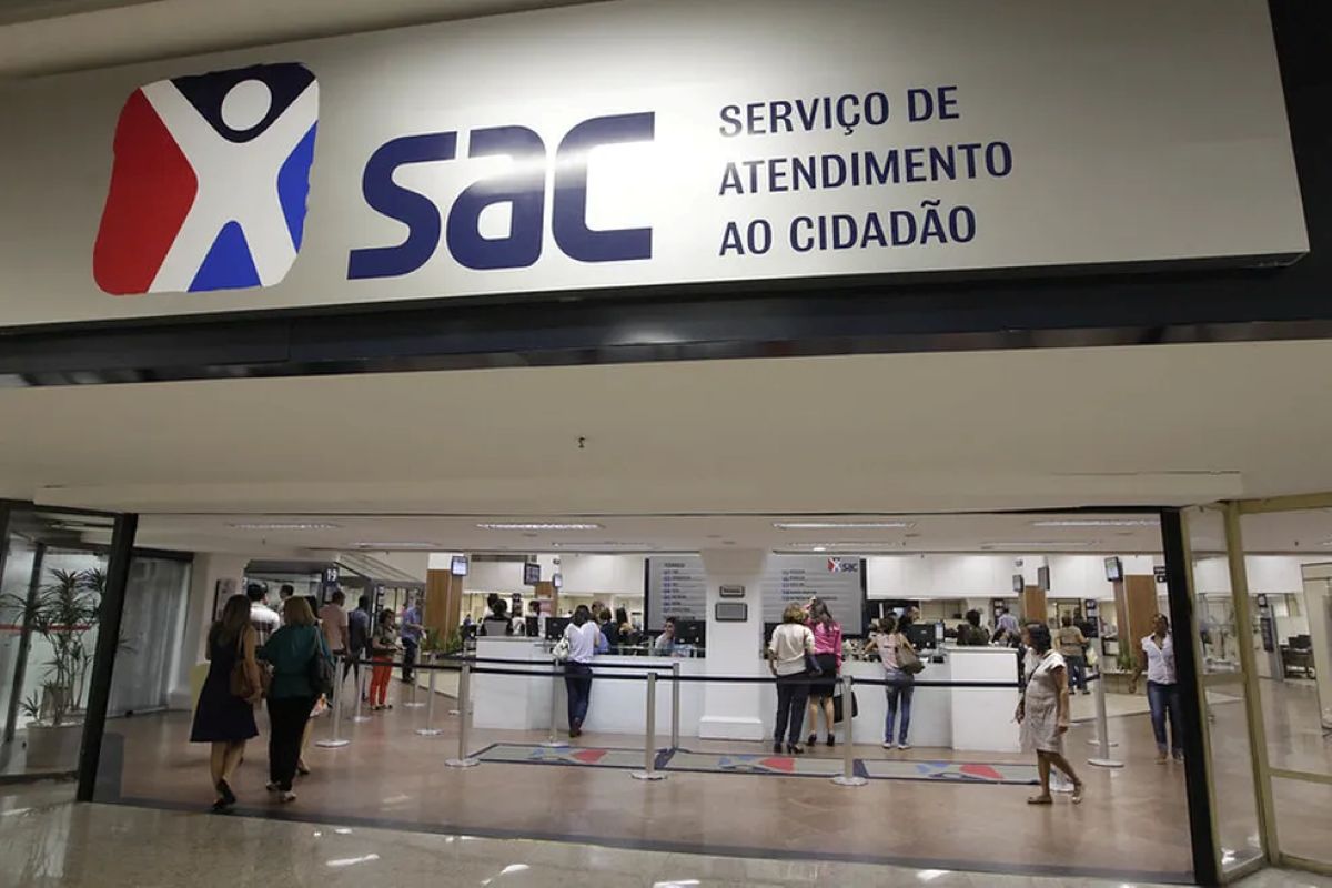 Entrada de um posto SAC, mostrando o atendimento ao público para serviços como emissão da nova identidade.