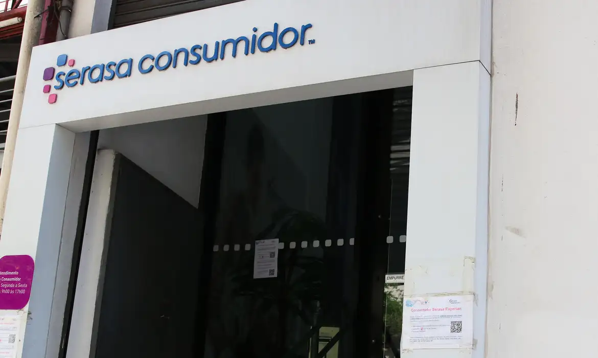 Fachada de uma unidade de atendimento da Serasa Consumidor