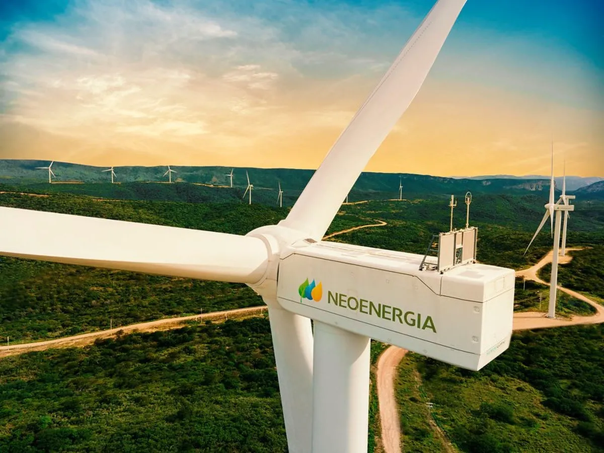 Turbina eólica de energia elétrica com o logo da Neoenergia em um cenário natural.