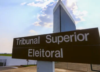 Placa do Tribunal Superior Eleitoral, sinalizando a entrada principal