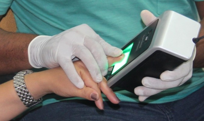 Pessoa realizando biometria para o Bolsa Família 2025.