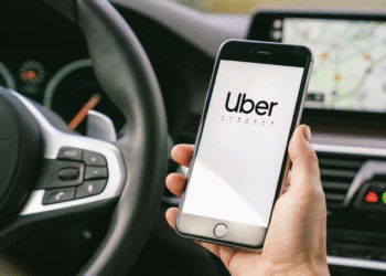 Aplicativo Uber aberto em um smartphone dentro de um carro