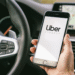 Aplicativo Uber aberto em um smartphone dentro de um carro