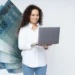 Mulher sorrindo com laptop e notas de 100 reais ao fundo, ilustrando o pagamento do último lote do PIS/PASEP em 2025.