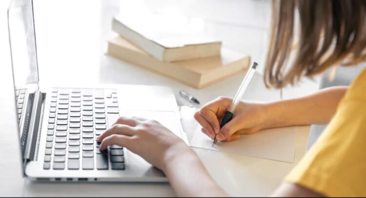 Pessoa preenchendo formulário de inscrição em curso gratuito no notebook.