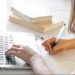 Pessoa preenchendo formulário de inscrição em curso gratuito no notebook.