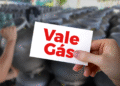 Cartão Vale Gás com fundo de botijões de gás.