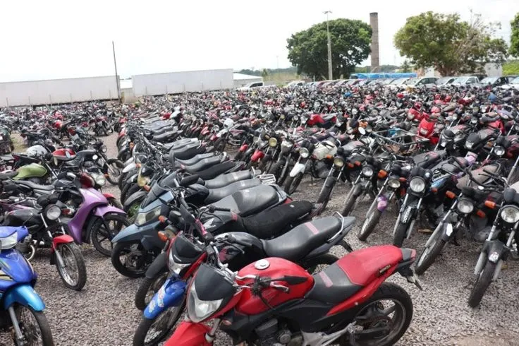 Imagem de motos apreendidas em pátio de veículos no Rio Grande do Norte, com várias motocicletas de diferentes cores e modelos, representando as oportunidades de compra de veículos apreendidos no estado.