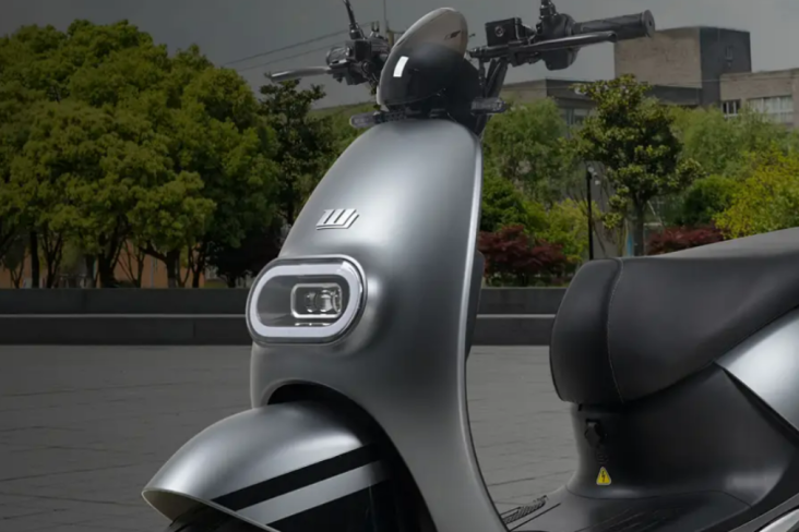 Vista frontal de um ciclomotor cinza Watts Ws50, que é um veículo com baixo consumo de combustível e ideal para o trânsito urbano. 