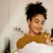 Mulher usando smartphone com expressão de atenção