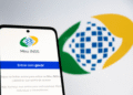 Tela do app Meu INSS para login com gov.br, orientando sobre segurança de senha para regularizar pagamentos em atraso.