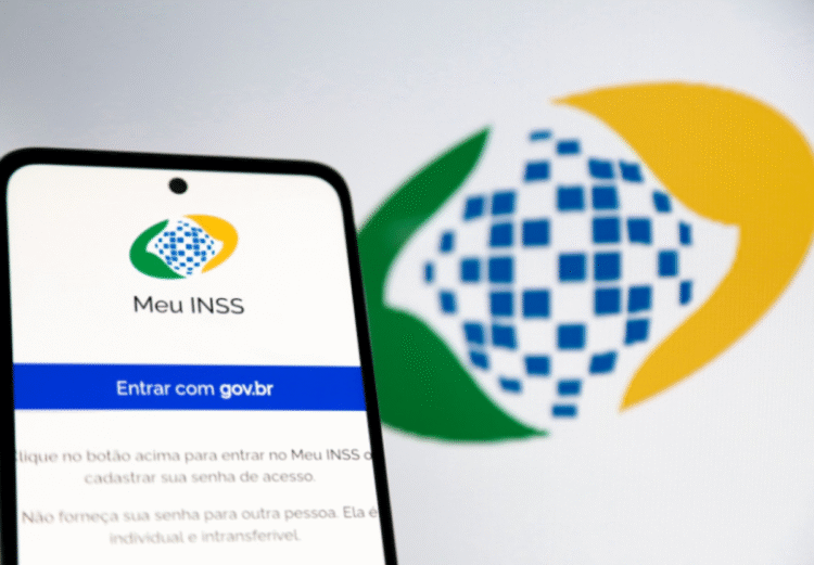 Tela do app Meu INSS para login com gov.br, orientando sobre segurança de senha para regularizar pagamentos em atraso.