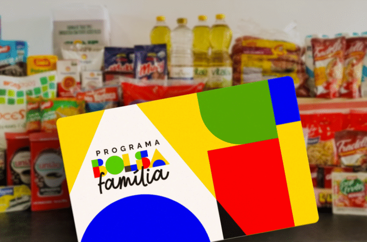 Cartão do Bolsa Família com alimentos ao fundo.