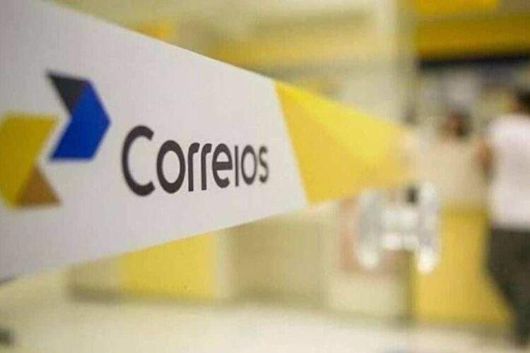 Faixa com logotipo dos Correios em agência de atendimento.