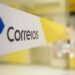 Faixa com logotipo dos Correios em agência de atendimento.