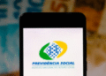 Logo da Previdência Social INSS exibido em um smartphone.