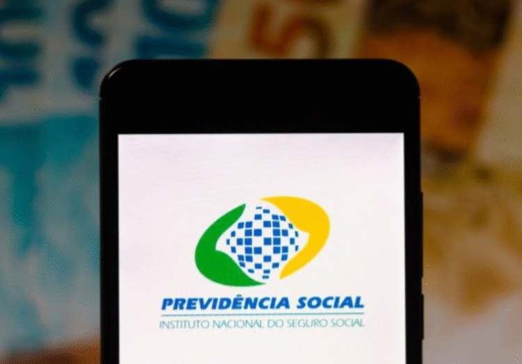 Logo da Previdência Social INSS exibido em um smartphone.