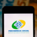 Logo da Previdência Social INSS exibido em um smartphone.