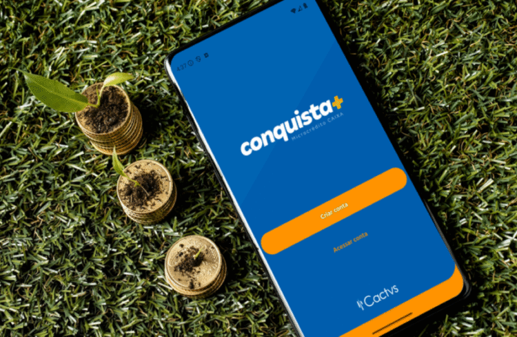 Aplicativo Conquista+ da Caixa exibido em celular sobre grama com moedas e mudas de planta.