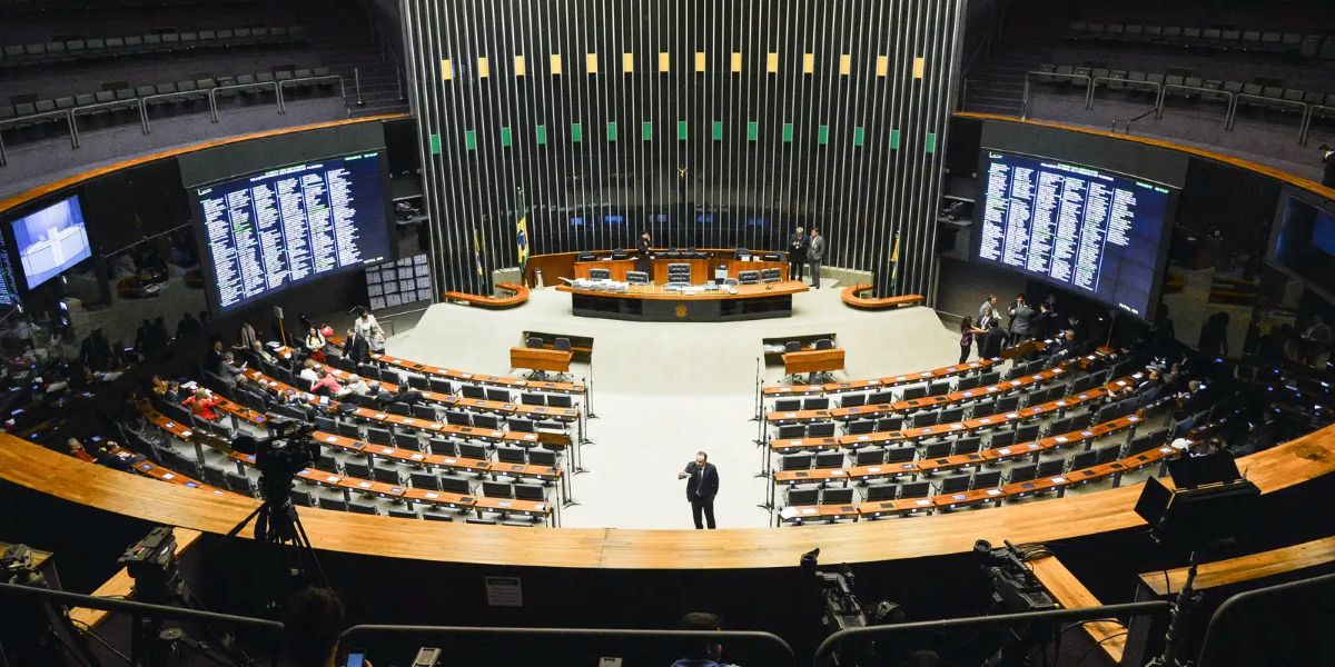 Plenário da Câmara dos Deputados durante sessão sobre legislação previdenciária