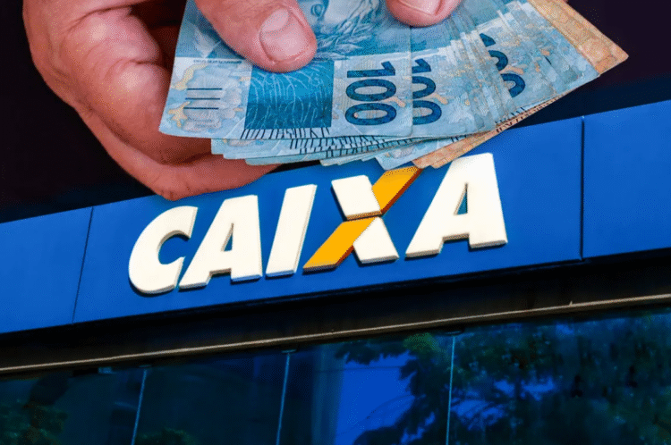 Caixa libera R$ 6.220 para alguns CPFs - mãos segurando notas de 100 reais em frente a placa da Caixa