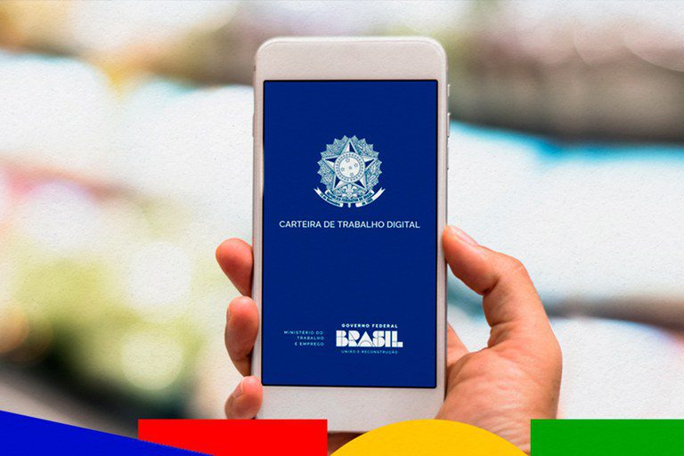 Pessoa segurando a tela do celular com a interface da Carteira de Trabalho Digital do Brasil.