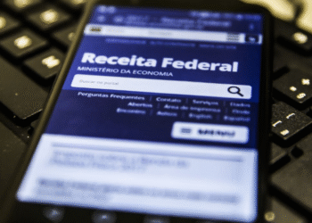 Receita Federal notifica adultos que moram com os pais - celular mostrando site da Receita