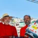 O presidente Luiz Inácio Lula da Silva e o Ministro de Minas e Energia Alexandre Silveira sorriem no palco em Belo Horizonte, segurando um botijão de gás e uma panela de pressão, respectivamente, durante o lançamento do programa Gás do Povo.