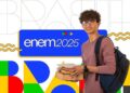 Estudante sorridente segurando livros com fundo do Enem 2025 e Brasil colorido