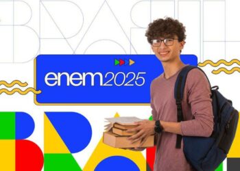 Estudante sorridente segurando livros com fundo do Enem 2025 e Brasil colorido