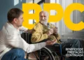 Idoso recebendo apoio de cuidador, representando o Benefício de Prestação Continuada (BPC) em 2025.