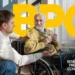 Idoso recebendo apoio de cuidador, representando o Benefício de Prestação Continuada (BPC) em 2025.