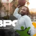 Pessoa em cadeira de rodas jogando basquete com o logotipo do BPC, Benefício de Prestação Continuada.