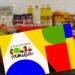 Cartão do Programa Bolsa Família em primeiro plano, com alimentos como leite, óleo e macarrão em segundo plano.