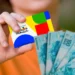 Cartão do Bolsa Família e cédulas de 100 reais, destacando o pagamento de setembro.