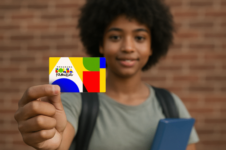 Adolescente segurando o cartão do Bolsa Família, com mochila nas costas e um caderno, representando os jovens beneficiários do programa.