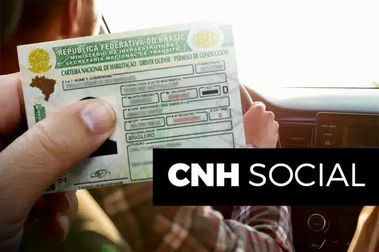 Descubra quem pode tirar a carteira de motorista de graça pelo programa CNH Social 1 A mão de uma pessoa segurando a CNH, Carteira Nacional de Habilitação, com o volante e o painel de um carro ao fundo. A imagem ilustra o benefício do programa CNH Social.
