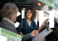 aluna e instrutora dentro de carro, representando o processo de tirar a CNH com aulas práticas
