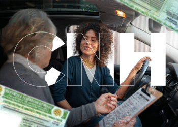 aluna e instrutora dentro de carro, representando o processo de tirar a CNH com aulas práticas