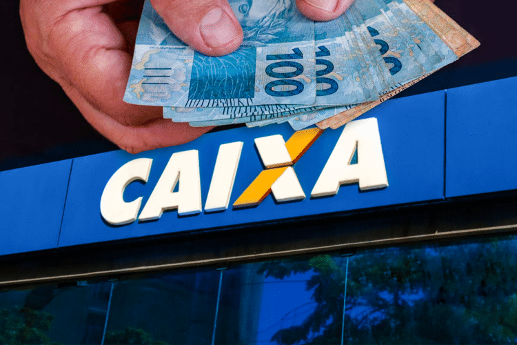 Homem entrega notas de R$ 100 em frente à logomarca da CAIXA.