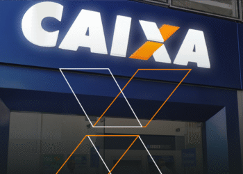 Fachada da Caixa Econômica Federal com destaque no logo iluminado.
