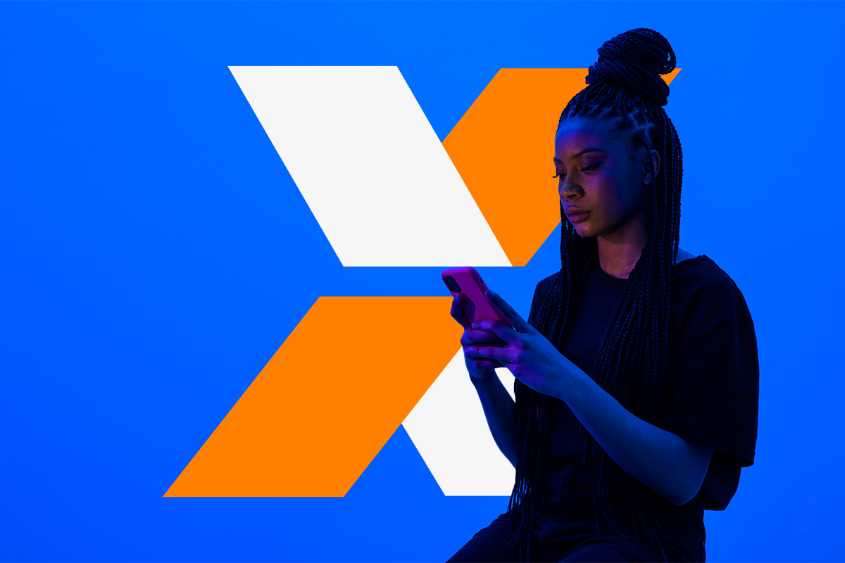 Mulher usando celular com logo da Caixa ao fundo para solicitar crédito habitacional