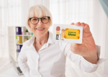 Mulher segurando um cartão do idoso com ilustrações de idosos.
