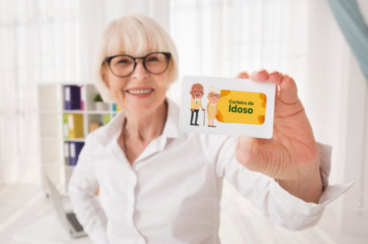 Mulher segurando um cartão do idoso com ilustrações de idosos.